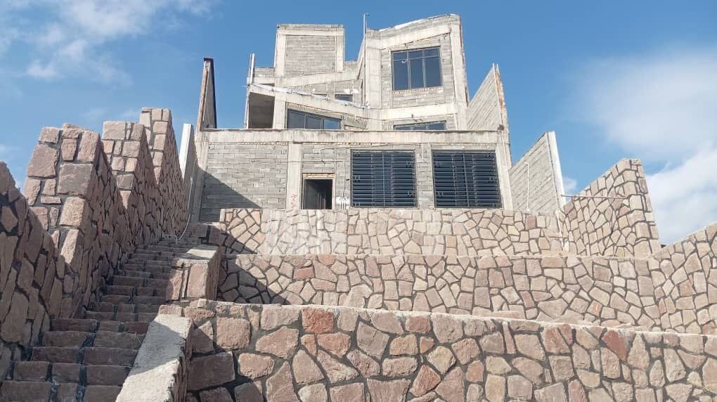الجدران الحجرية الساندة والدرج