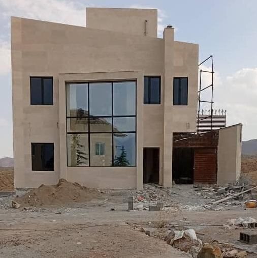 أثناء تكسية الواجهة بالحجر